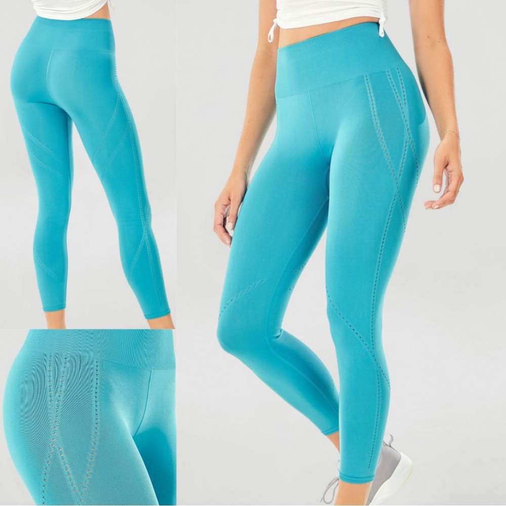 Fabletics High-Waisted Seamless Dot Capri Women's Size XS Geyser Blue